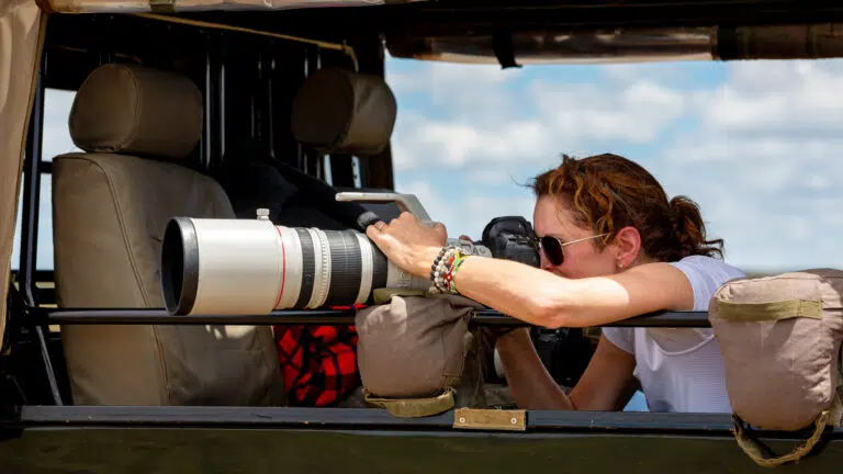 "Découvrez les meilleurs conseils pour capturer des photos incroyables lors de votre safari en Afrique de l'Est. Apprenez les techniques, les réglages et les destinations incontournables pour une expérience photographique inoubliable."